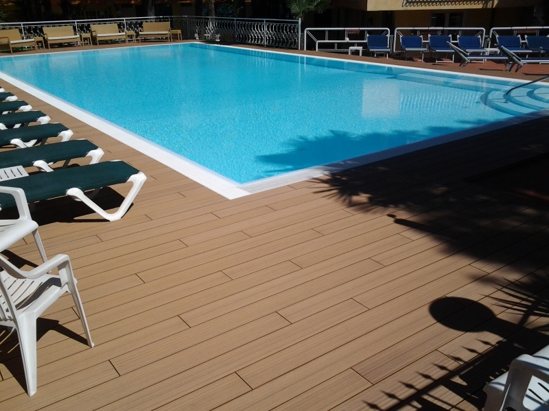 Hotel con piscina all'aperto e solarium a Lazise